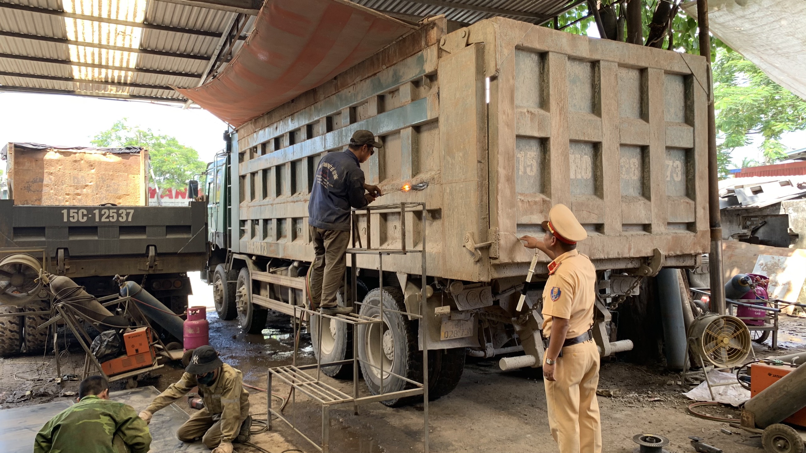 Tiếp tục tuyên truyền, vận động doanh nghiệp vận tải tháo dỡ phần thành thùng xe tự ý cơi nới